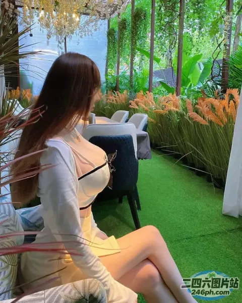 花园里的长凳上坐着一个女人