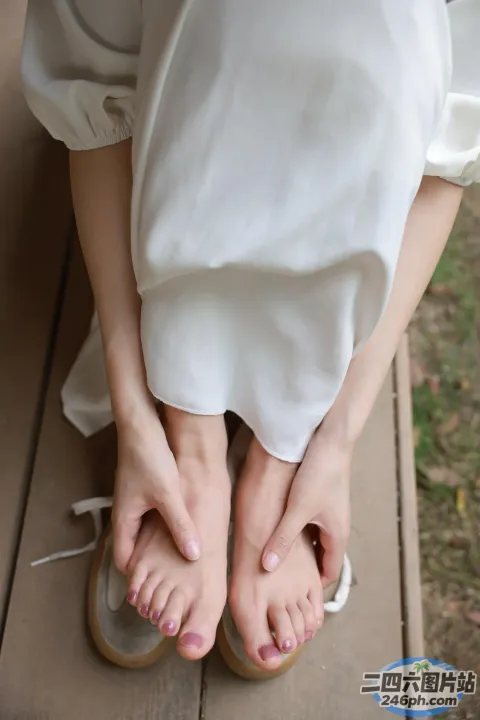 有个女人坐在长凳上，双叉
