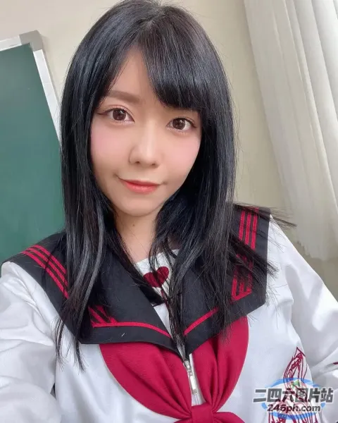 身穿制服的 Arafed 亚洲女性合影留念