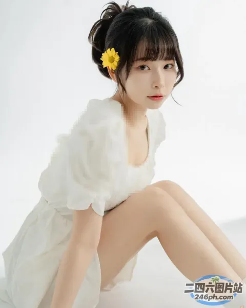 地板上坐着一个女人，头发上插着一朵花
