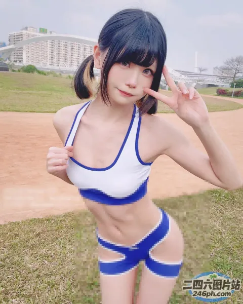 身穿蓝白比基尼的 arafed 亚洲女子合影留念