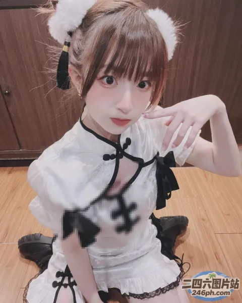 有一个穿着白色连衣裙和黑色鞋子的女人