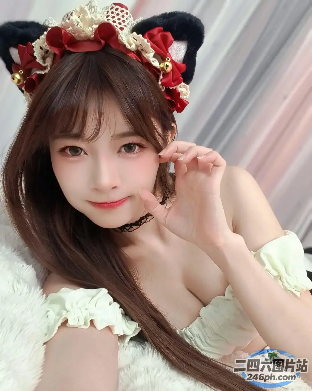有一个长着猫耳朵和裙子的女人