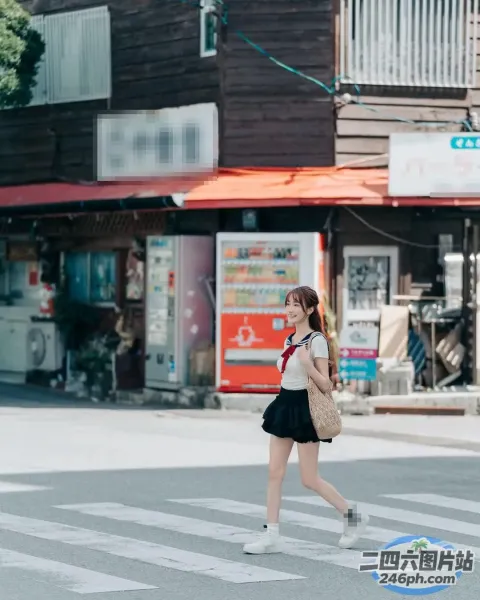 Araffe 在一家商店前过马路，一名女子走过马路