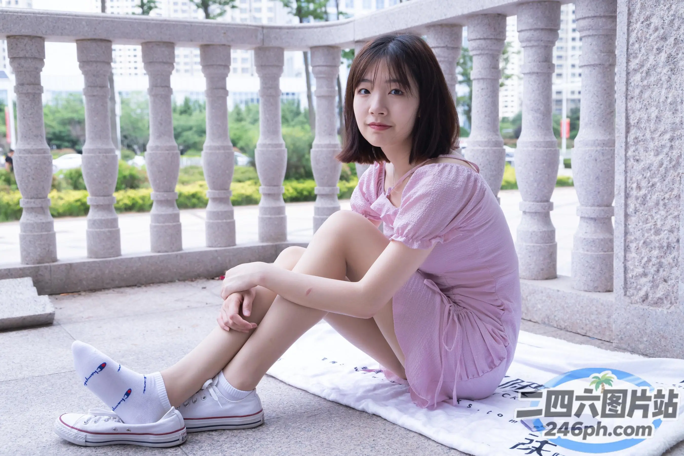 阿拉菲 （Araffe） 双腿交叉坐在地上的毛巾上