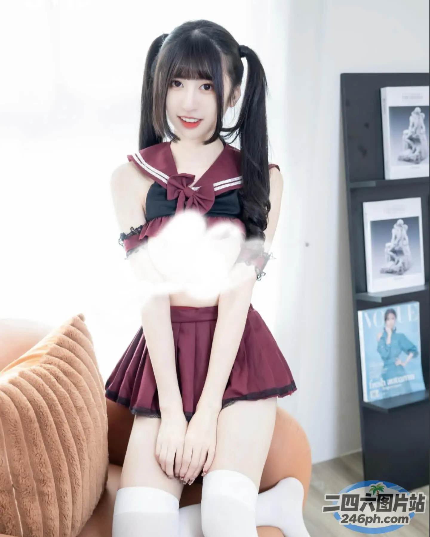 有个穿短裙的女人在沙发上摆姿势