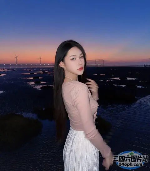 长发的阿拉夫德女人站在俯瞰湖面的木甲板上