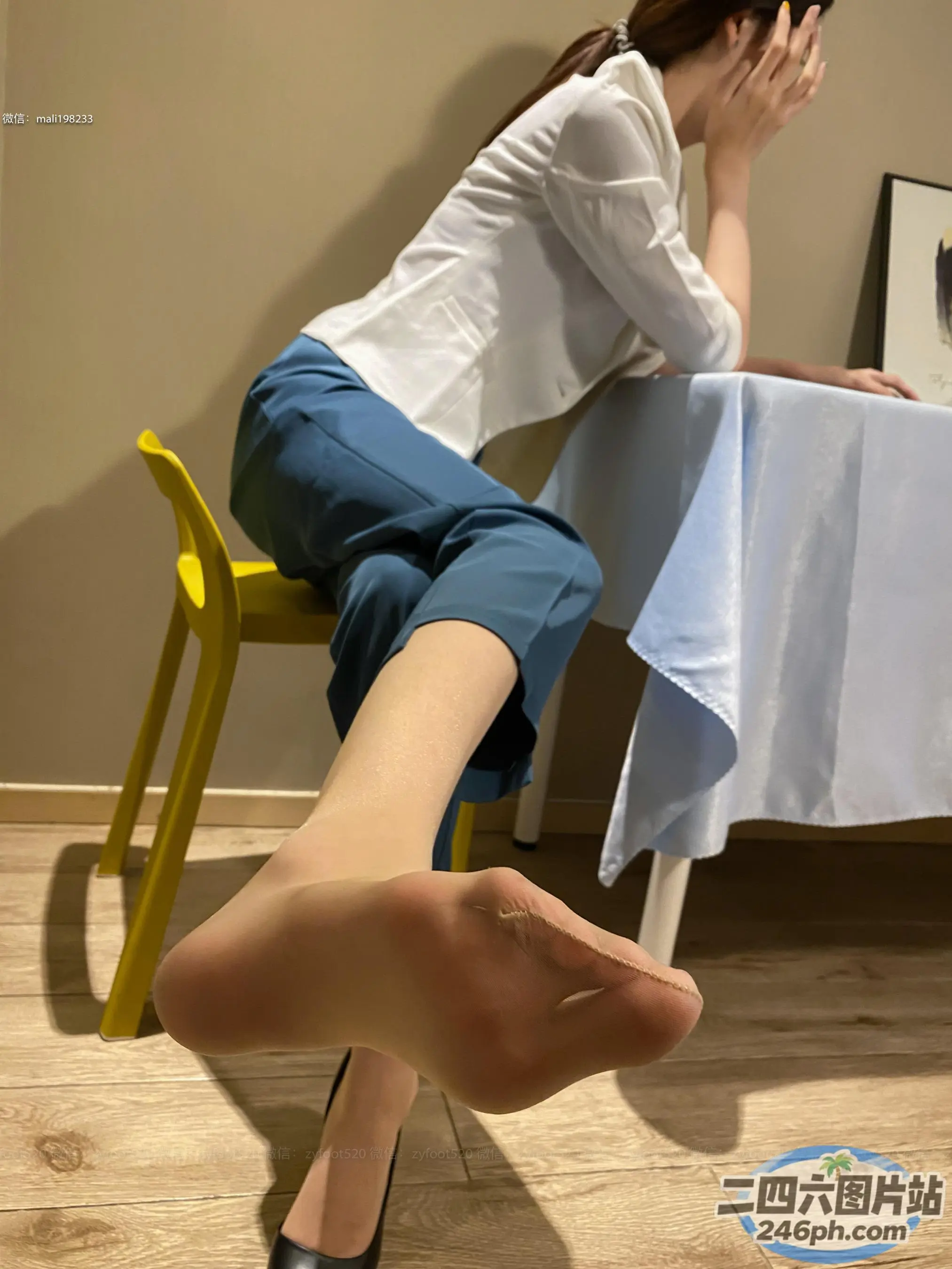 坐在椅子上，双脚向上的 Araffed 女人
