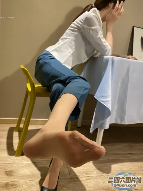 坐在椅子上，双脚向上的 Araffed 女人