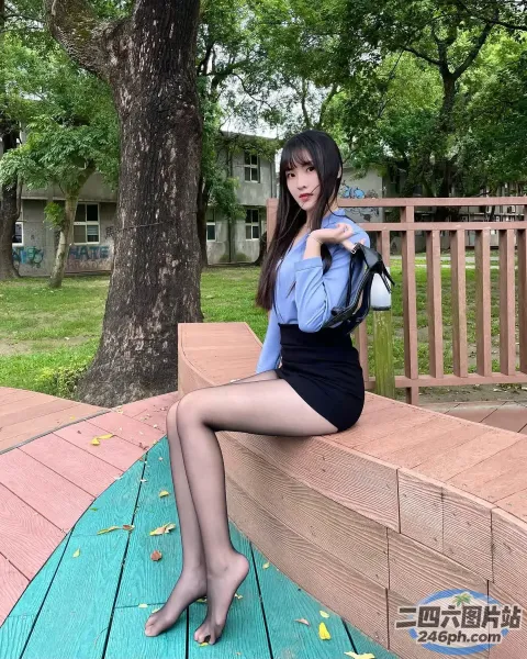 拿着钱包和手提包坐在长凳上的阿拉菲女人
