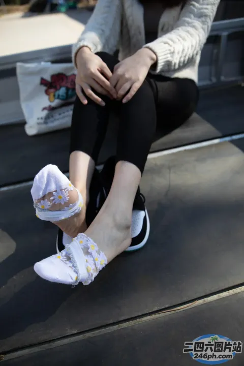 有个女人坐在长凳上，双叉