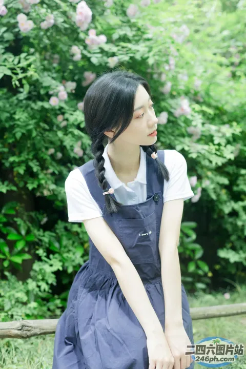 公园里的长椅上坐着一个女人