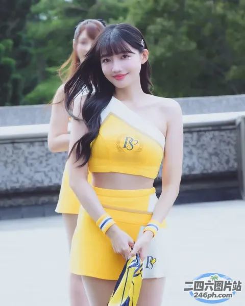 一个人在一名女子附近拿着网球拍的特写