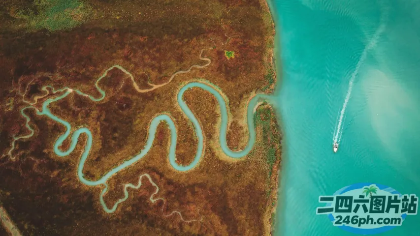 河流和水中的船的鸟瞰图