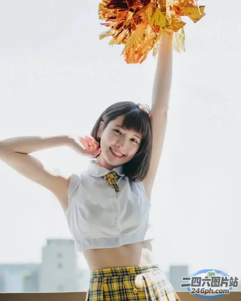 身穿白衬衫和格子裙的亚洲女性，手里拿着绒球