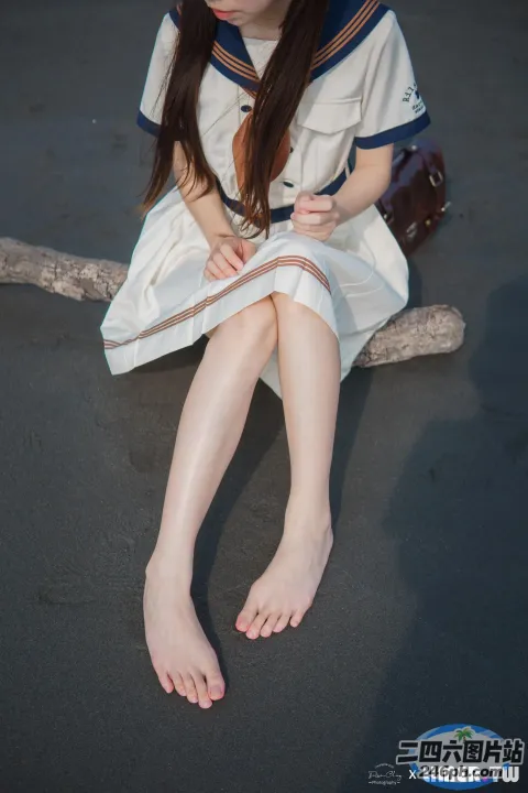 有一个年轻的女孩坐在地上看书