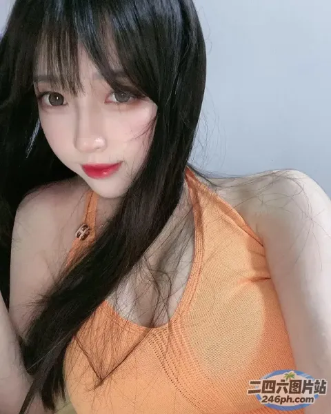 一个穿着橙色上衣的黑色长发女人的特写