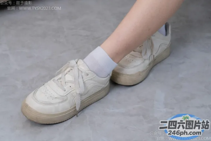 有人穿着白色运动鞋和袜子搭配白色袜子