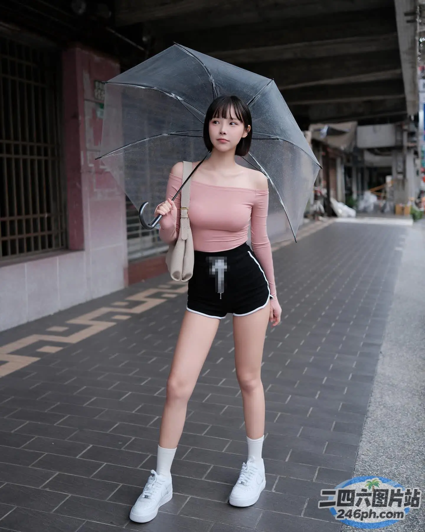 人行道上站着一个女人，手里拿着一把伞