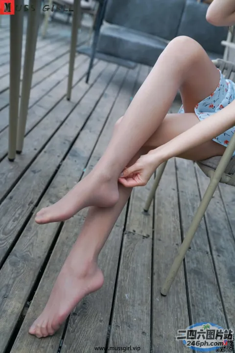甲板上的椅子上坐着一个女人