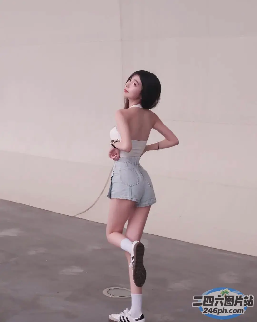 房间里站着一个女人的滑板