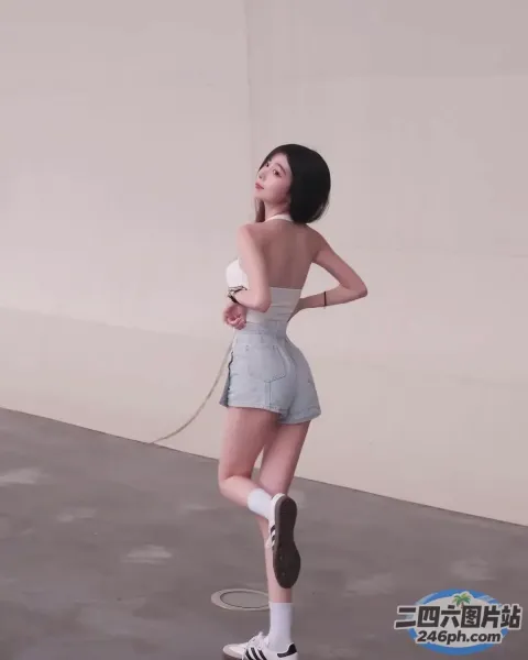 房间里站着一个女人的滑板