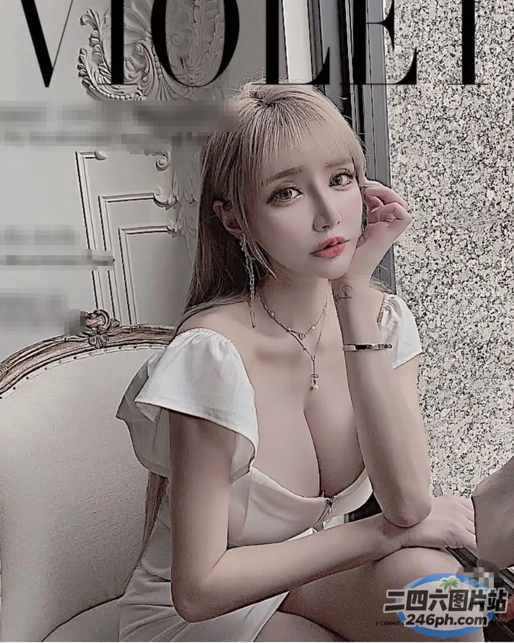 穿着白色连衣裙坐在椅子上的 Araffed 女人