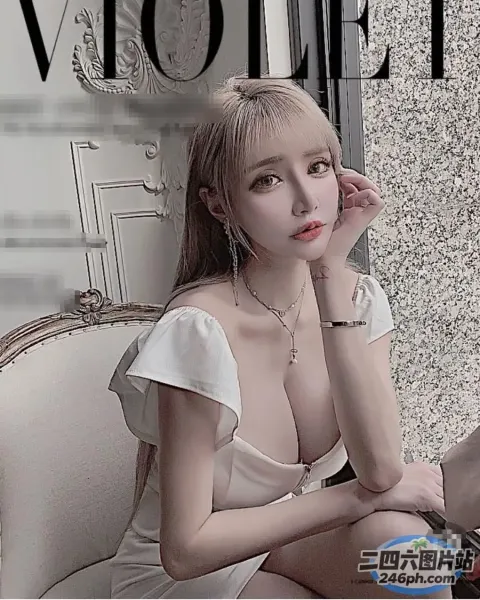 穿着白色连衣裙坐在椅子上的 Araffed 女人