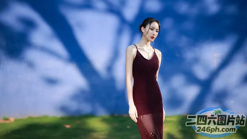 站在滑板上的红裙子的阿拉伯裔女子