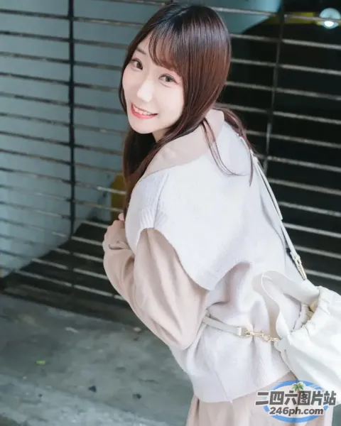 阿拉伯裔亚洲女人，手里拿着白色包和棕褐色外套
