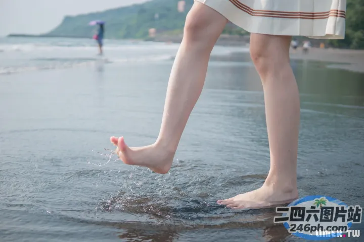有一个女人站在水里，双脚在水中