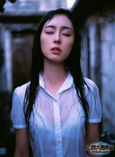 一位穿着白衬衫的长发女人的特写