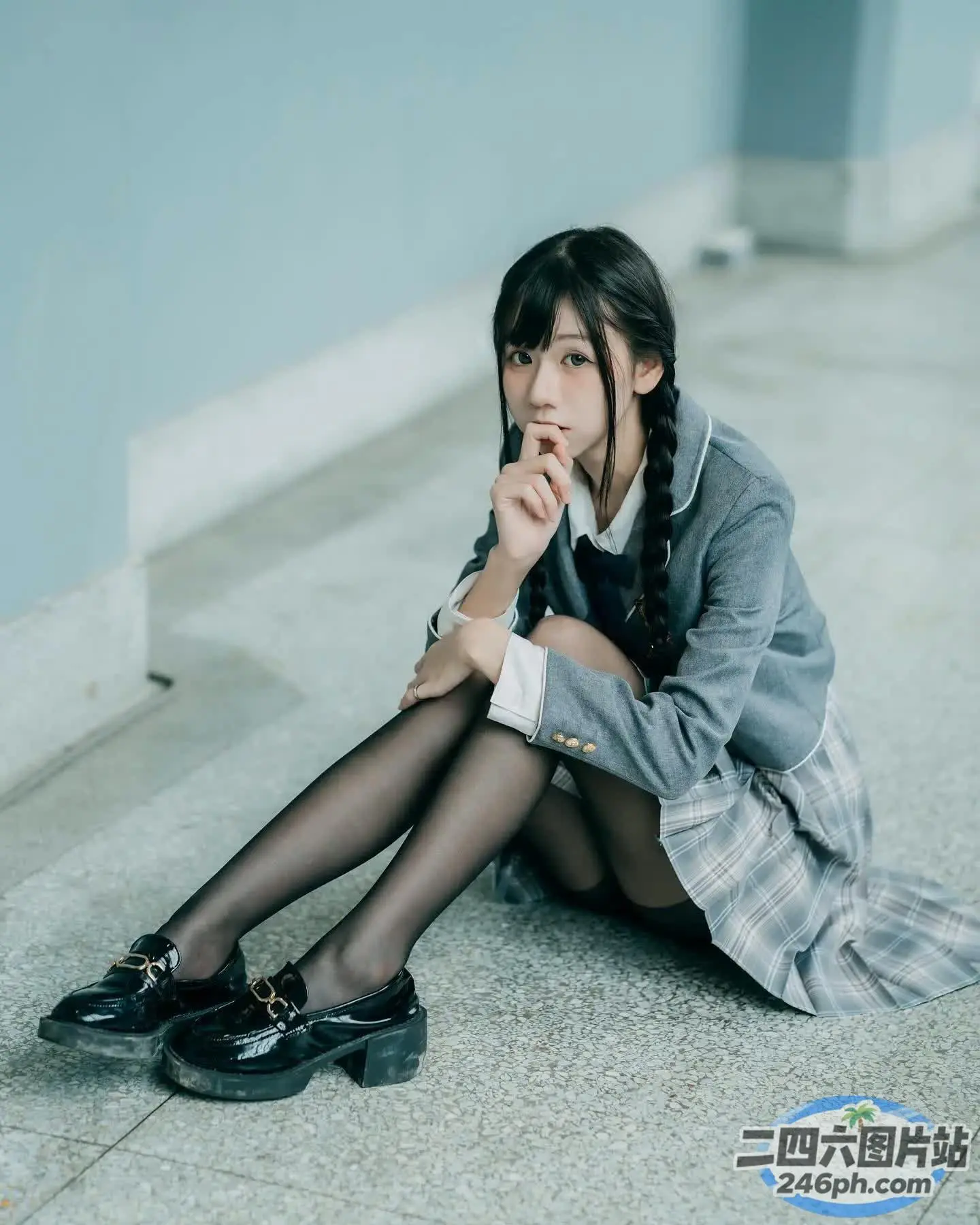 有一个女人坐在地上，双腿交叉