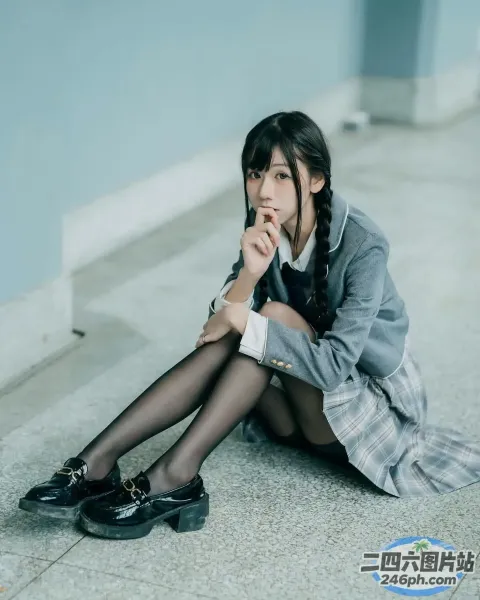 有一个女人坐在地上，双腿交叉