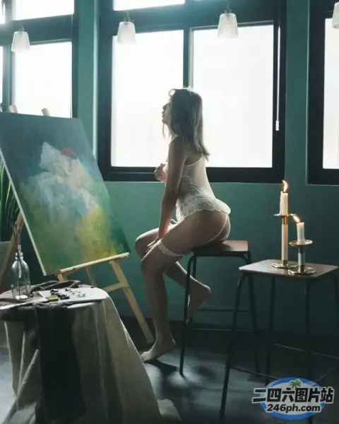 阿拉夫德女人坐在一幅画前的椅子上