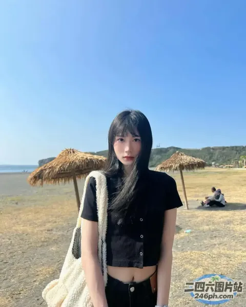 拿着一个包和一个手提袋站在海滩上的阿拉夫德女人