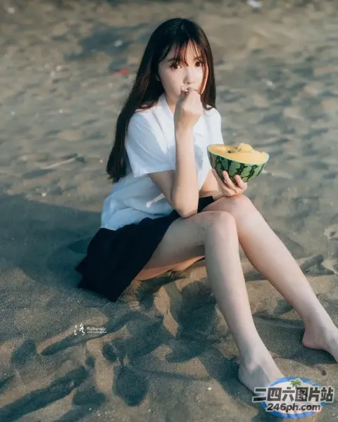 坐在海滩上吃西瓜的阿拉夫德女人