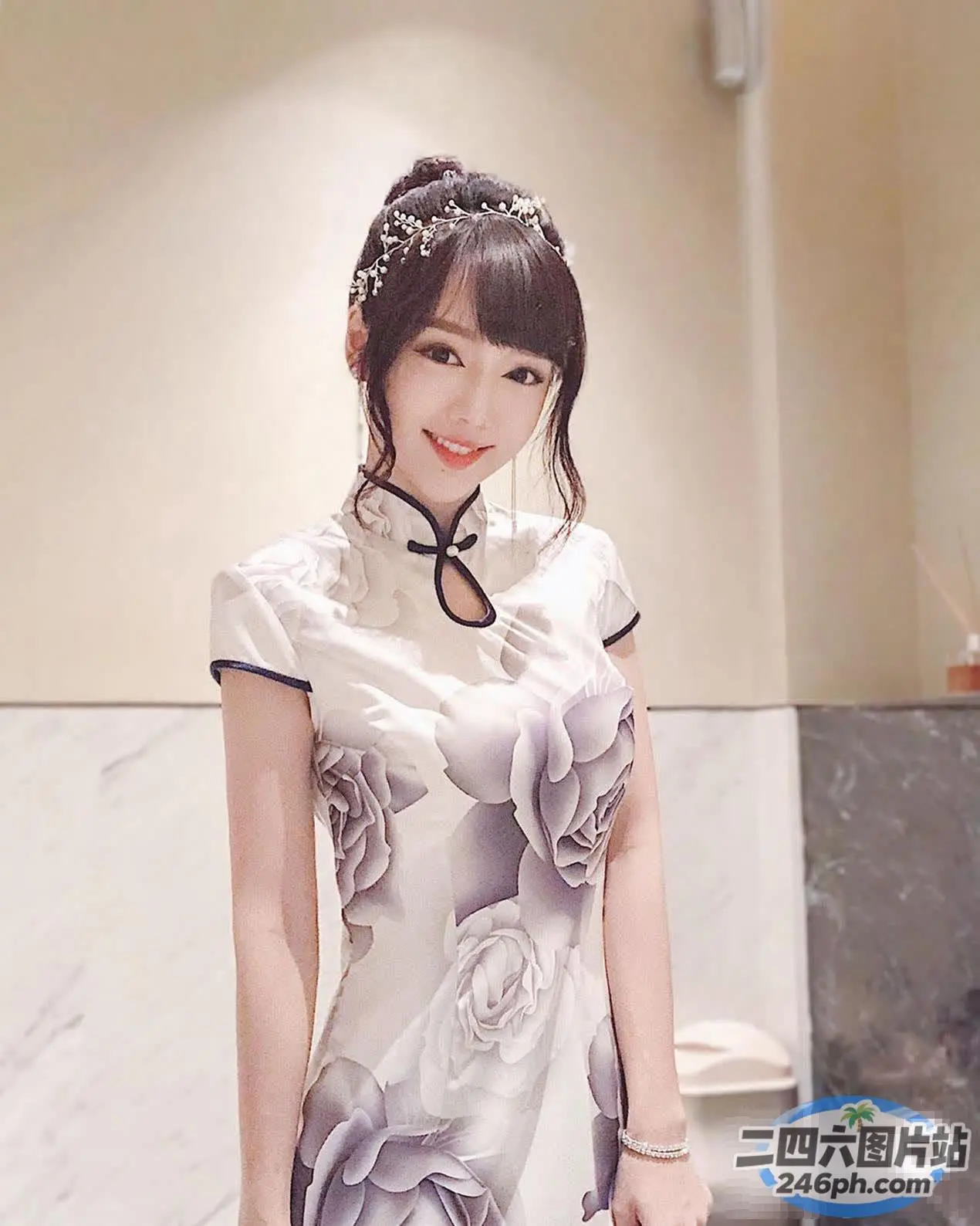 一个穿着裙子的女人站在房间里的特写
