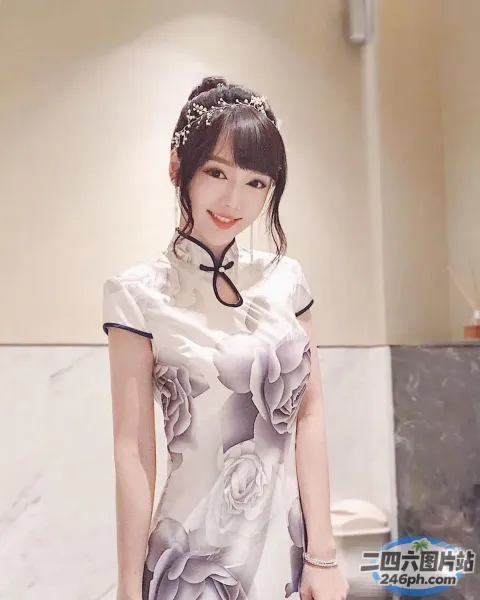 一个穿着裙子的女人站在房间里的特写