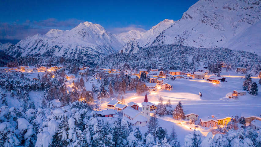 白雪皑皑的山村，晚上有教堂和教堂尖塔