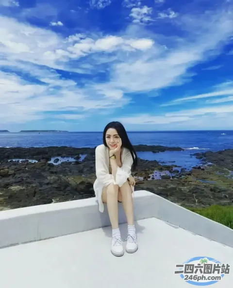 一位坐在窗台上欣赏海景的女人