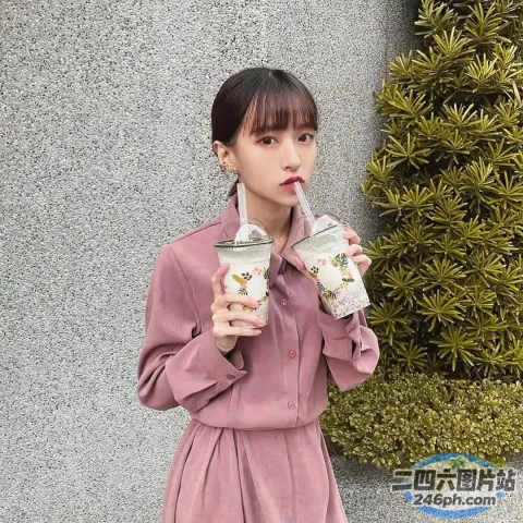 有一个女人拿着一杯牛奶和一杯饮料