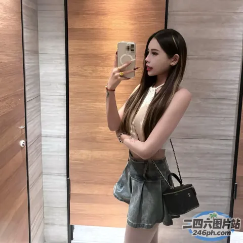 阿拉菲女子在浴室镜子里自拍