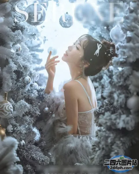 Araffe 杂志封面上有一位身穿白色连衣裙的女人和一棵圣诞树