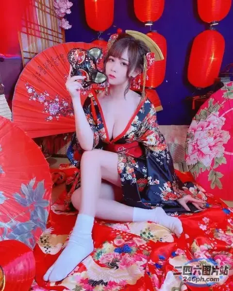 穿着和服的阿拉伯女坐在床上，手里拿着一把红扇子