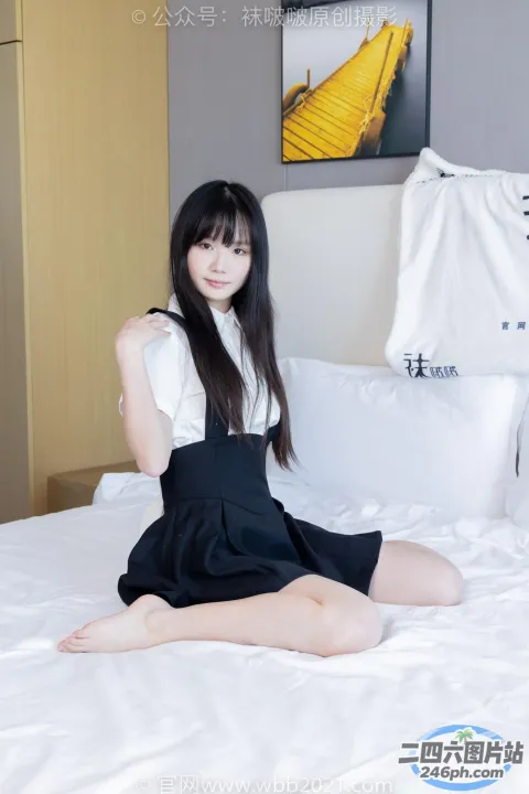 一个女人坐在房间的床上的特写