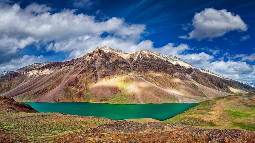 有一座大山，中间有个湖