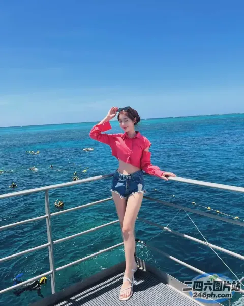 一个女人站在船上眺望大海