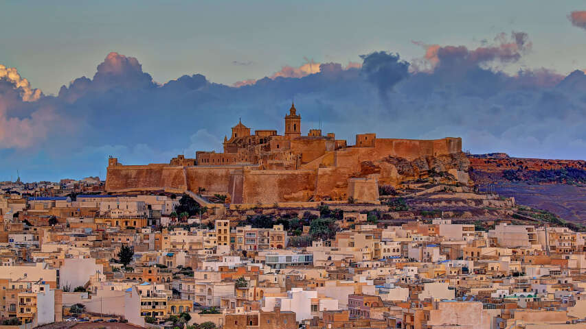 城市及其顶部城堡的 Arafed 景观