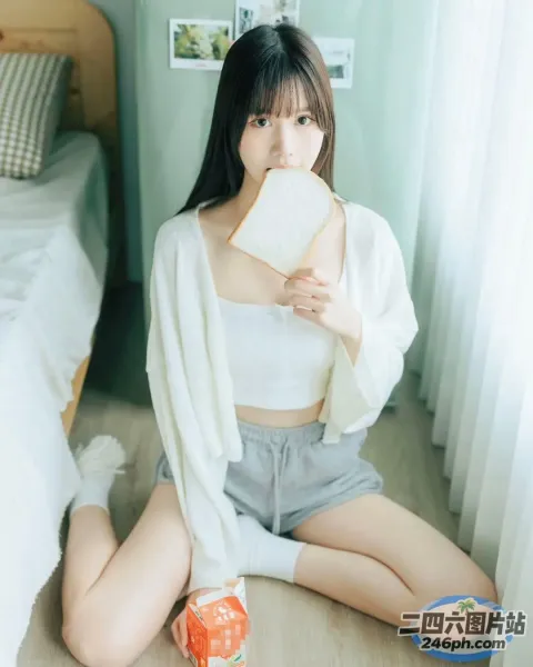 一个女人坐在地板上拿着一本书的特写
